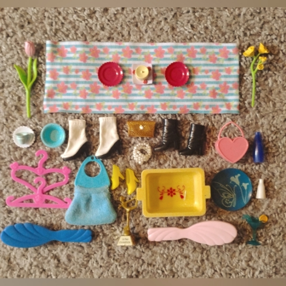 Vintage Barbie small accessories lot (29-pieces)